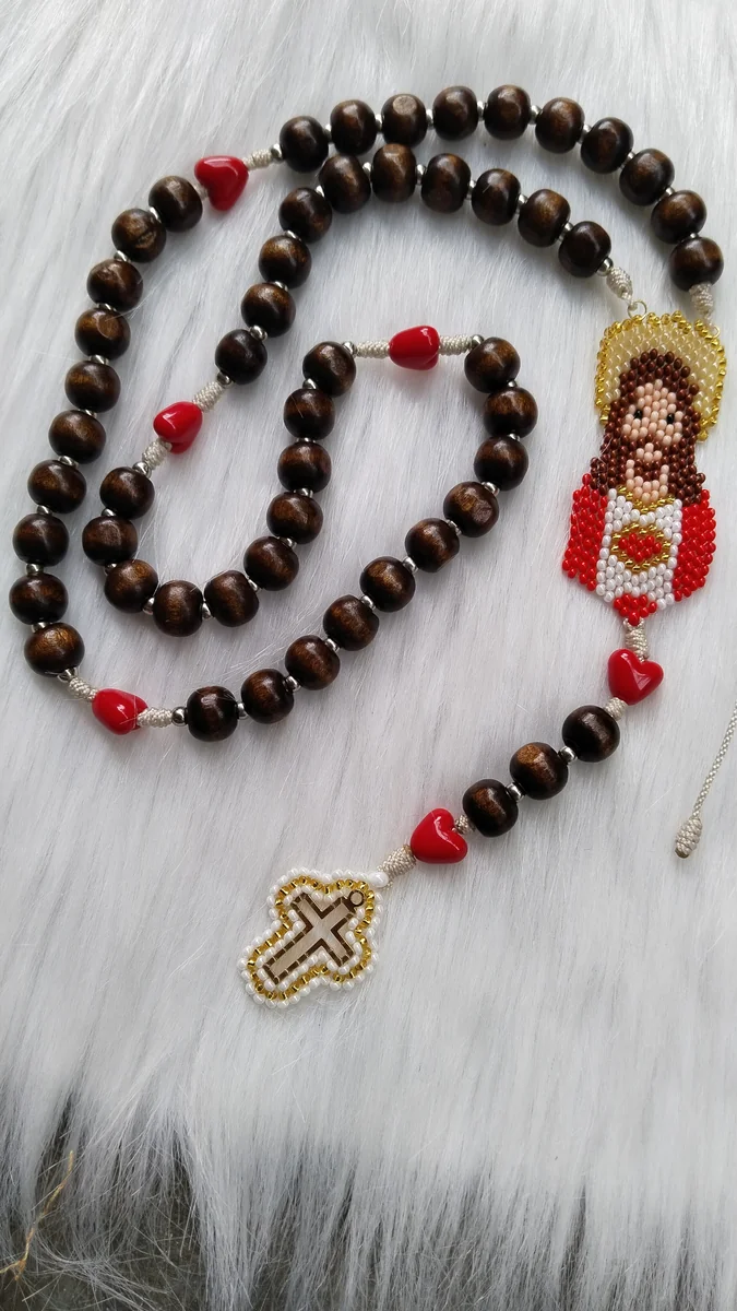 Camándula Sagrado Corazón en Madera & Miyuki - Accesorio artesanal hecho a mano en Colombia por Bunu Shop